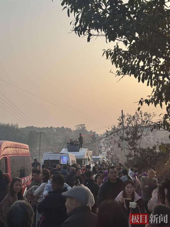 重庆女生因“摇人按猪”走红