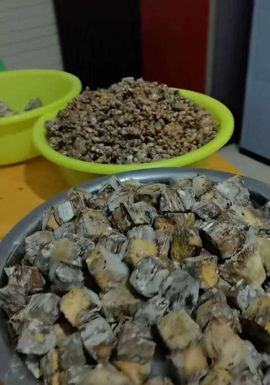 街头制作霉豆腐视频