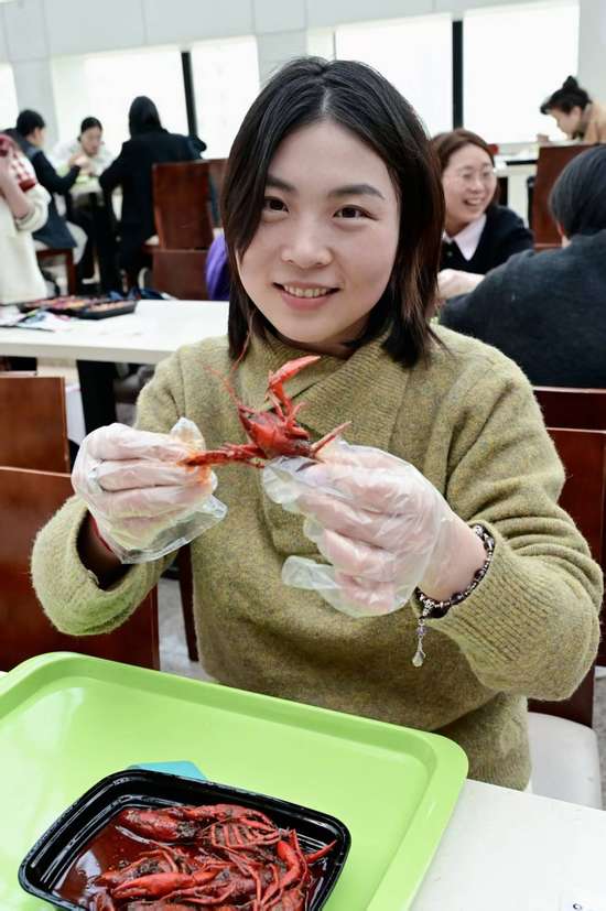 潜江冬捕第一笼虾