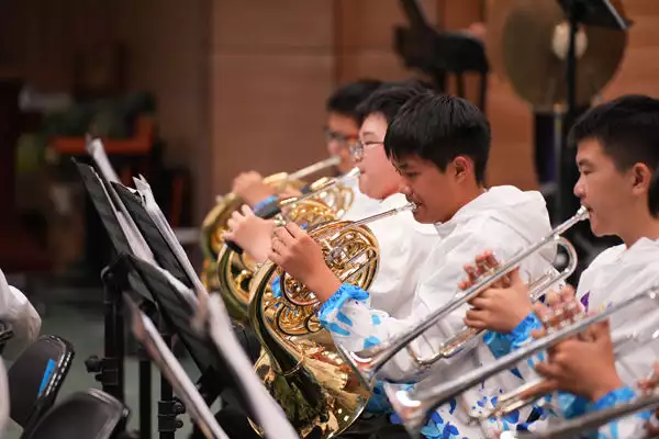 以音乐为媒 北京盲校学生感受温暖与力量欧阳娜娜真敢穿，低领口着实吸睛，窈窕少女青春洋溢