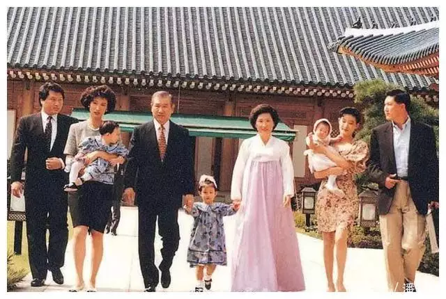 韩国财阀崔泰源和爱人高兴得太早了,前夫人卢素英已变身复仇女王女生穿“马面裙”考教师编,被低分刷下,考官的回应让人愣住 韩国财阀崔泰源和爱人高兴得太早了,前夫人卢素英已变身复仇女王女生穿“马面裙”考教师编,被低分刷下,考官的回应让人愣住