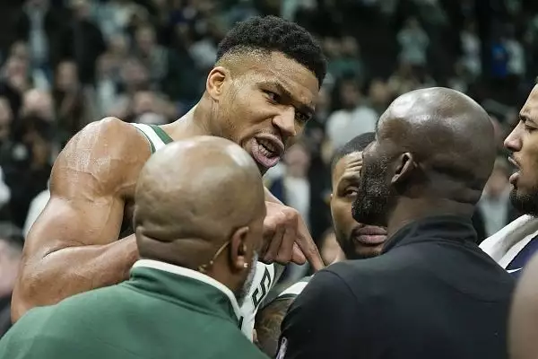 BET365体育：NBA ｜ “字母哥”64分创个人新高 赛中赛后行为不断引发冲突惹热议播报文章 九游博彩资讯 第2张