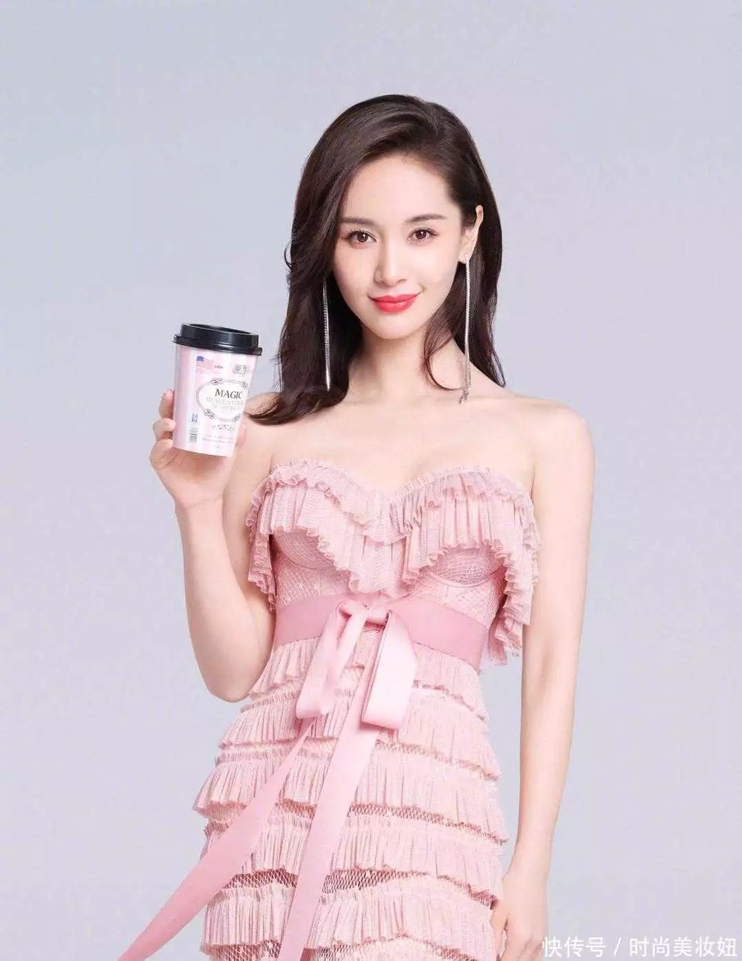 王子文新代言造型惊艳了，穿粉色抹胸蛋糕裙好迷人，美得不像话
