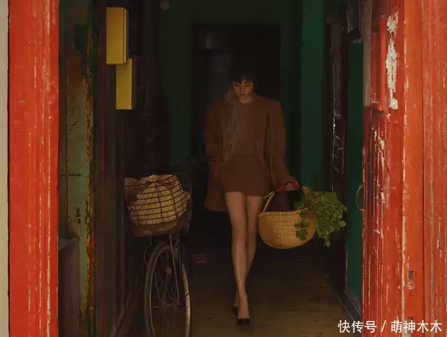 孙俪最新杂志大片惹争议，嘴叼有毒道具摆姿势，网友担心不良引导拿千万片酬却用三十多个替身，拍戏只会读123，骑马都骑人脖子插图10