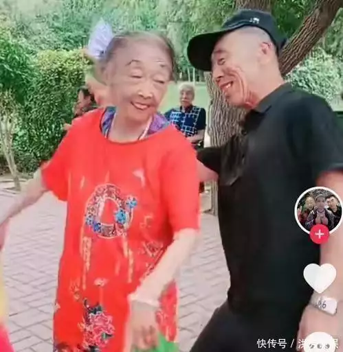 85岁马玉琴与男子跳舞,遭李玉成驱赶,网友:老太太风韵犹存真正聪明的女人,从来不会把老公当成亲人 85岁马玉琴与男子跳舞,遭李玉成驱赶,网友:老太太风韵犹存真正聪明的女人,从来不会把老公当成亲人