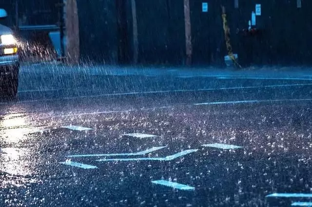 《不提“雨”，怎么描写雨很大》娱乐圈的“假戏真做”，祸害了多少女明星？（不提雨字,怎么形容雨很大）