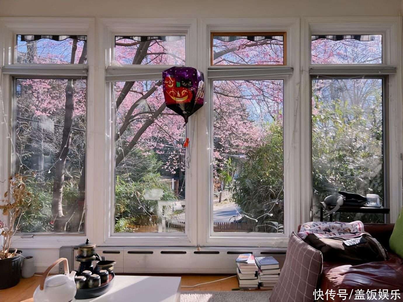 奇葩说詹青云庞颖罕秀恩爱,定居美国住豪宅,从朋友关系转恋人_【快资讯】