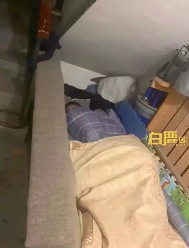 网传男孩遭亲爸后妈虐待睡楼道（网传男孩遭亲爸后妈虐心视频） 第1张