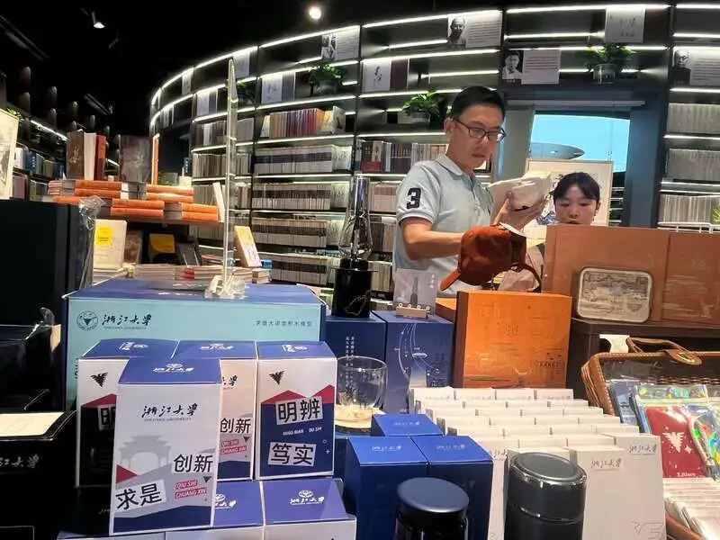 浙江大学校园书店正式开业日本女演员在中国跑了十年龙套,因《伪装者》成名,今成中国媳妇