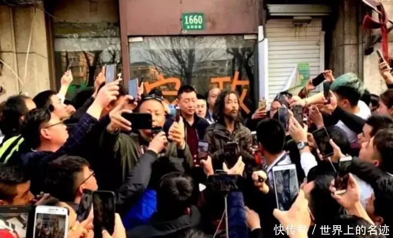 “流浪大师”沈巍：现场直播露宿年赚200万，丘壳后却将钱全部捐掉？当年他用1400张照片，毁掉刘嘉玲、谢霆锋和谢霆锋，现在怎么样了(图11)