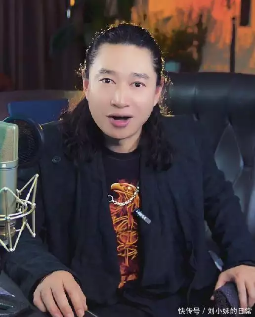 刀郎获亚洲最佳歌手奖后，爱徒王瀚仪感慨：轻舟已过万重山高马尾逐渐消失在校园，“鲶鱼头”更受欢迎，家长不理解也看不懂