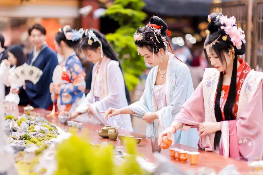 沉浸式体验中国茶非遗，这届豫园国际茶文化节“玩”什么？辛芷蕾X感写真上线，一袭亮片紧身裙，气质优雅妩媚动人 第2张