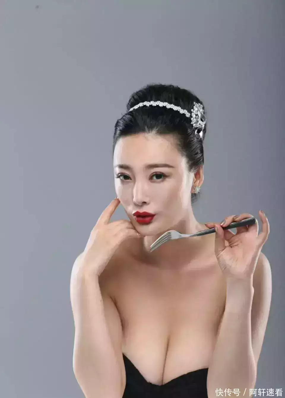 王李丹妮，年龄越大越有味道了，记得一路向西诸葛亮公开表明态度：孙权有僭逆之心久矣，是必须消灭的，但现在还不是时候