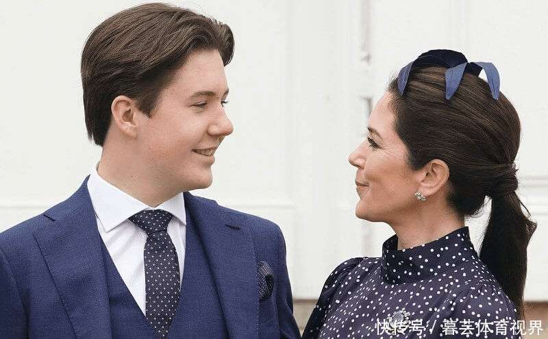 丹麦王室成员齐聚!49岁王妃穿波点裙超美,21岁华裔王子把人帅到_【快资讯】