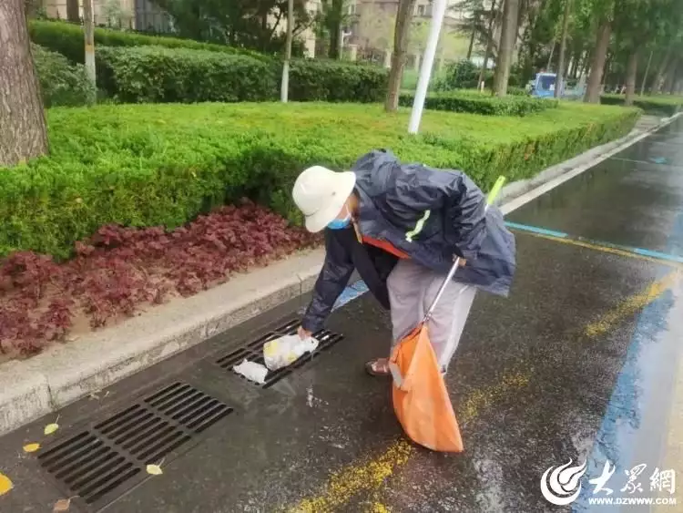 应对暴雨，潍坊市园林环卫服务中心雨前准备中