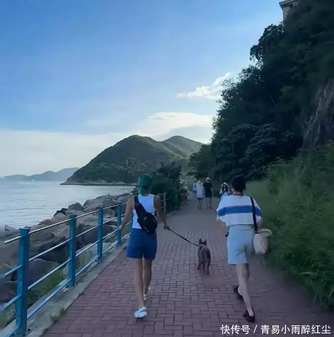 徐濠萦晒全家合照跨年，一家三口合体幸福满溢，19岁女儿近照曝光突然官宣二婚！今晚的瓜，整个娱乐圈都比不了……