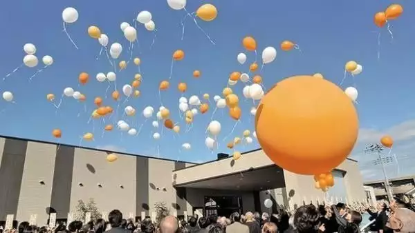 韩媒：“无人祭奠，无地可葬”，日本惊现气球葬礼30年前一神剧，因“太差”被投诉停播，却说透了中国三代人的无奈插图