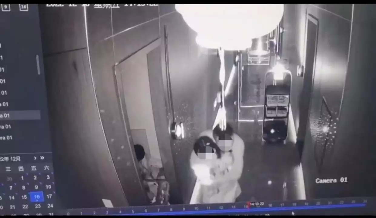 男子猥亵足浴技师打伤工作人员，株洲警方：4人被刑拘，称“叔叔是市长”为不实信息谢娜告别《浪姐4》，下巴歪斜、缩腮凸嘴像巫婆，网友：心疼张杰