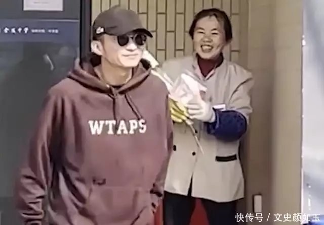 江苏一女老师欲转送三八节玫瑰给保洁阿姨,结果被男老师抢先一步西部题材的巅峰之作!这3部美剧直接封神 江苏一女老师欲转送三八节玫瑰给保洁阿姨,结果被男老师抢先一步西部题材的巅峰之作!这3部美剧直接封神