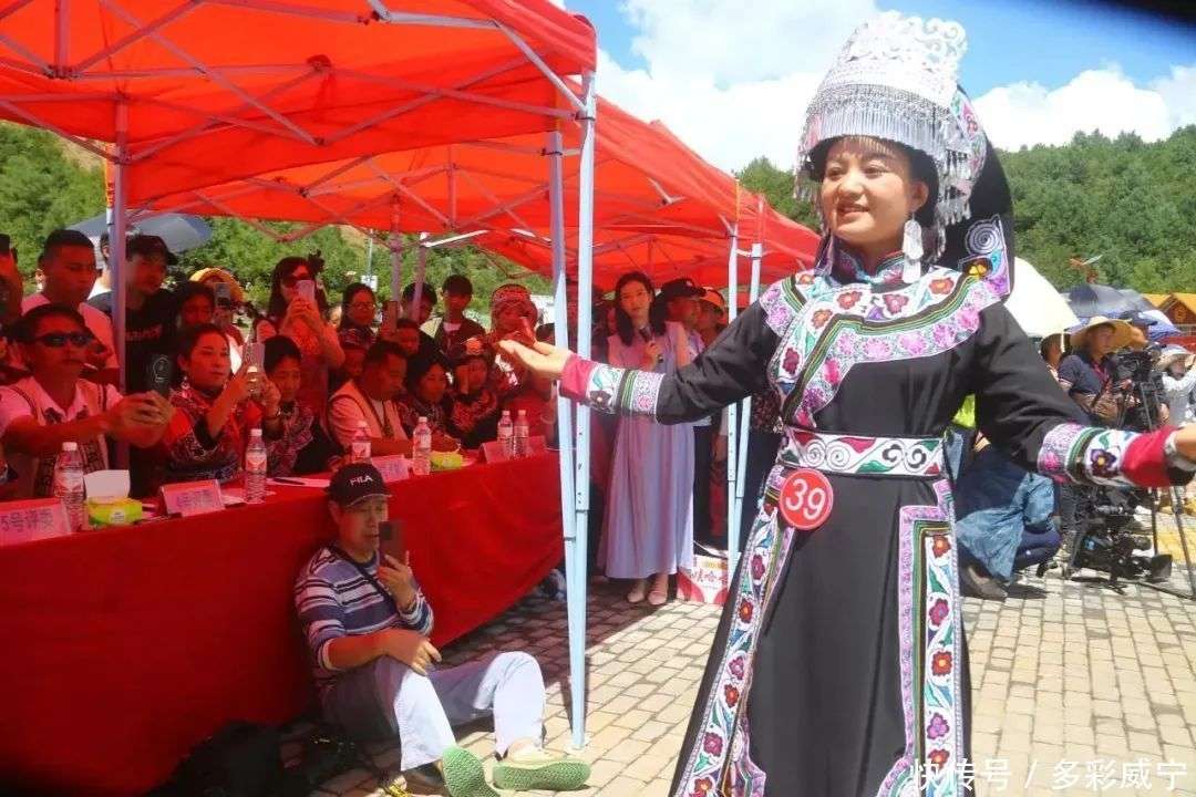 贵州威宁：板底彝族火把节，彝家“时装秀” 秀出最炫民族风_【快资讯】