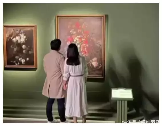 郭晶晶霍啟剛帶小女兒看展，6歲霍中妍背書包乖巧，穿一雙平價(jià)鞋播報(bào)文章