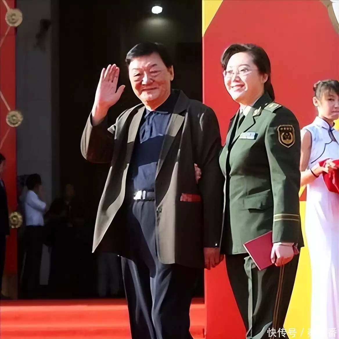 父亲是大导演,儿子是演员,女儿是编剧,一家人编导演全套阵容他是著名歌唱家,63岁抛弃结发妻子,65岁再婚娶小20岁学生引争议 父亲是大导演,儿子是演员,女儿是编剧,一家人编导演全套阵容他是著名歌唱家,63岁抛弃结发妻子,65岁再婚娶小20岁学生引争议