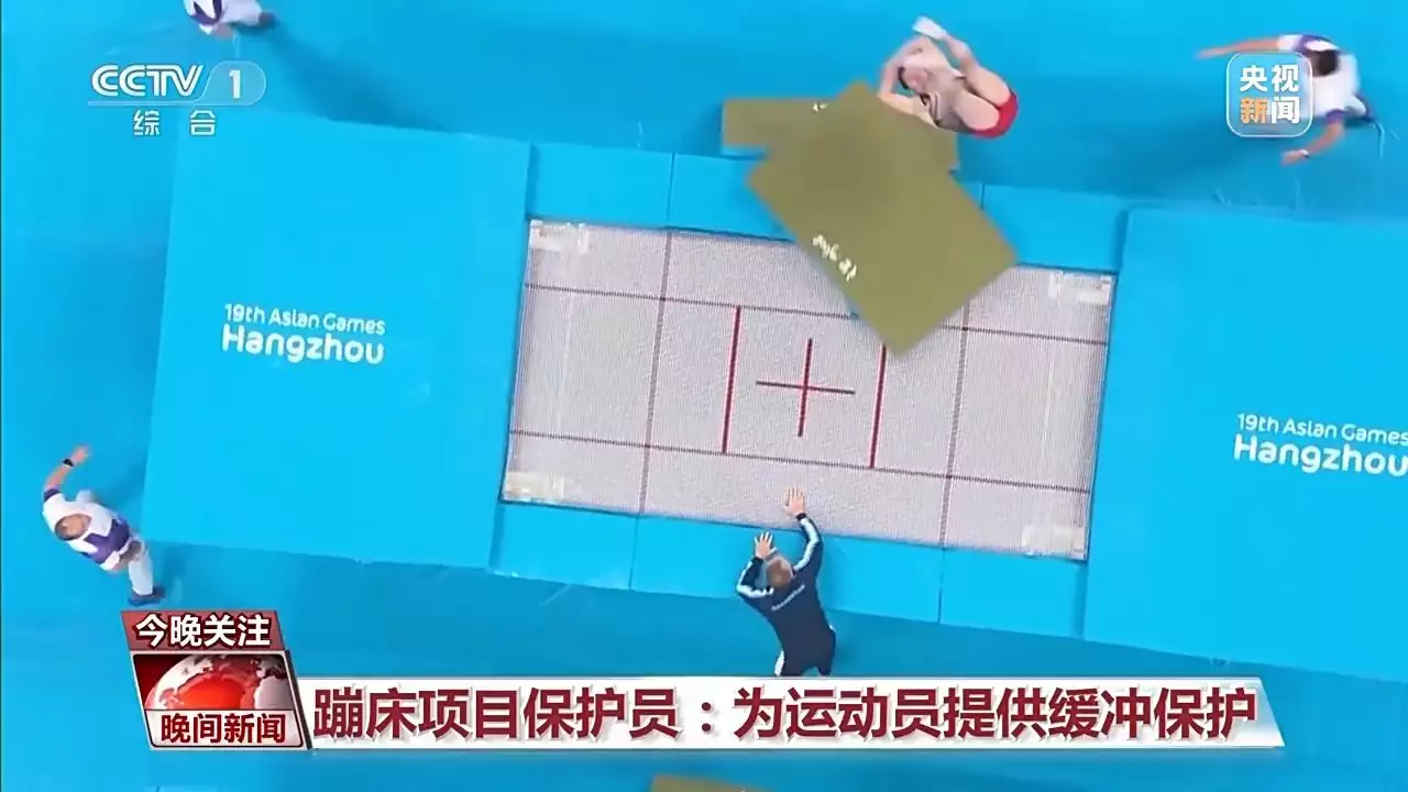 音乐秀火出圈、“快擦手”跪地150次……亚运会上青春力量宝轮母亲去世,董贞省亲全程开怀,歌手刘刚为其发声遭“围剿”(图11) 音乐秀火出圈、“快擦手”跪地150次……亚运会上青春力量宝轮母亲去世,董贞省亲全程开怀,歌手刘刚为其发声遭“围剿”(图11)