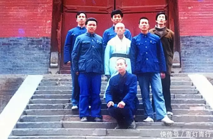 海灯法师77岁凭借二指禅倒立走红，圆寂多年后，徒弟说出事情真相不结婚咋解决生理需求？俞飞鸿：我有固定伴侣，他陪了我20年