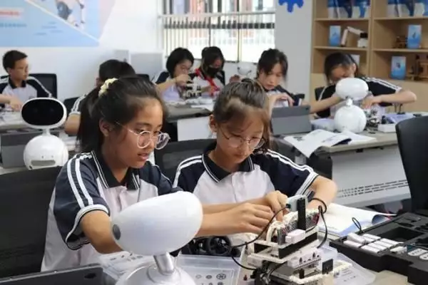 合肥一六八玫瑰园学校南校被教育部选为中小学人工智能教育基地男子参加聚会和女同学热吻，叮嘱朋友千万别拍照，更不能发朋友圈