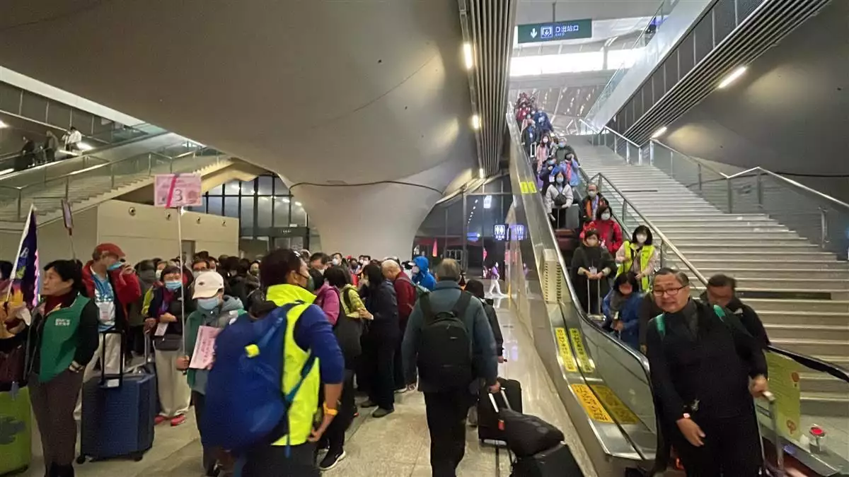 香港最大专列旅游团“樱”你而来，320名游客钟情湖北四日游