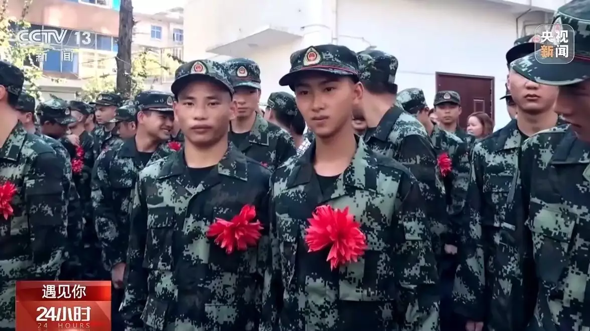 是大学生也是退伍军人 他“热血滚烫”捐髓救人杭州一女子坐地铁的照片火了，惊艳路人，网友:初恋脸!同款照着买