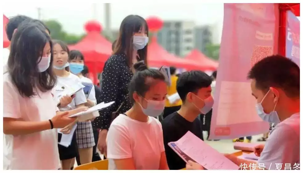 看到人民日报拟聘名单,哪个家长还能说学历无用,不是名校很难进“女青天”任长霞:扫黑三年却因车祸殉职,司机身上搜出60万支票 看到人民日报拟聘名单,哪个家长还能说学历无用,不是名校很难进“女青天”任长霞:扫黑三年却因车祸殉职,司机身上搜出60万支票