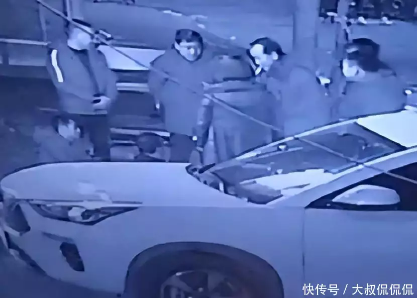 因保护豆腐获判10个月,小伙子出狱后索偿:要看着抢东西的人走吗史上最“尬”貌似镜头,倾城就算了,连老顽童都满肚子黑眼圈?(图5) 因保护豆腐获判10个月,小伙子出狱后索偿:要看着抢东西的人走吗史上最“尬”貌似镜头,倾城就算了,连老顽童都满肚子黑眼圈?(图5)