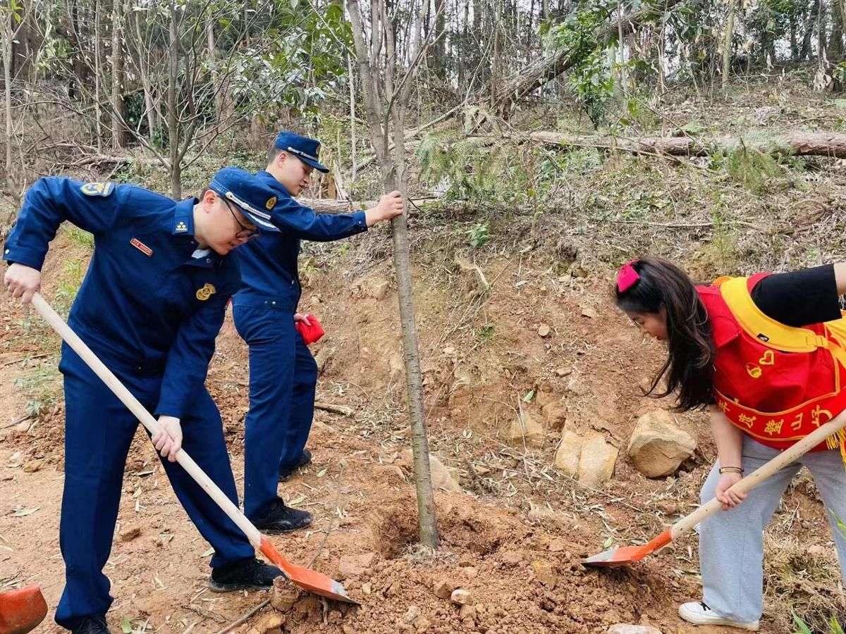 被重庆缙云山大火改变的人们：“蝴蝶结女骑士”加入蓝天救援队，两名救火志愿者领证结婚_【快资讯】