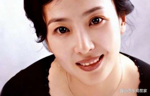 刘亦菲妈妈聚餐被偶遇,气质出众惹眼,难怪女儿说自己在家里最丑_【快资讯】