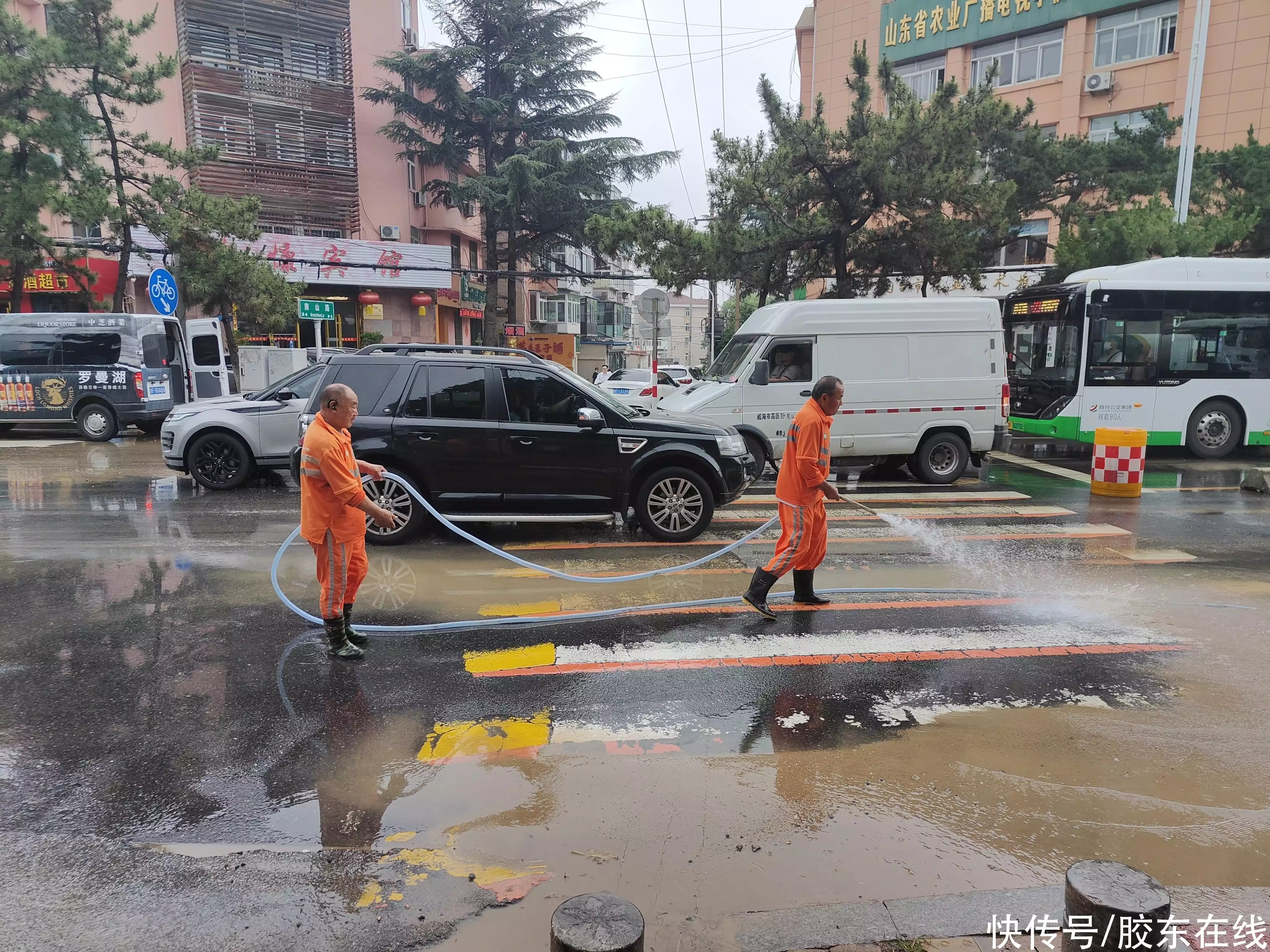 芝罘环卫雨后“排淤清黄”有保障