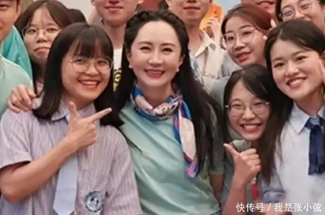 又被孟晚舟美到了!穿绿T配破洞牛仔裤好显嫩,51岁还有学生气质