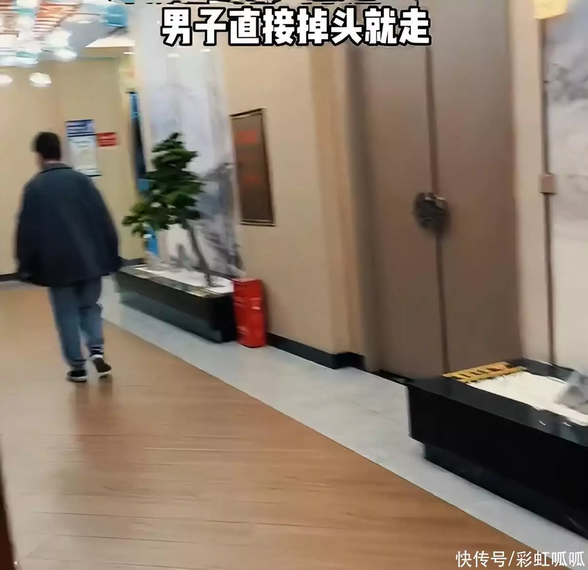 女子带家人相亲被嫌弃，男生到了现场转身就跑：我不当冤大头“上班脏兮兮，下班女明星？”00后上班前后反差走红，怪不得单身(和相亲对象一家人吃饭)