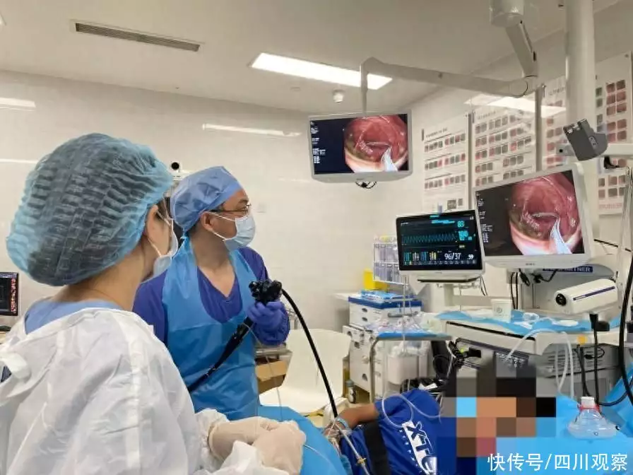 西南首例  川大华西医院为孤独症儿童开展菌群移植估计这男孩子拍照时，也没想到趴肩膀的是大明星，能让他吹一辈子（华西医院内科）成都华西医院儿童自闭症康复，