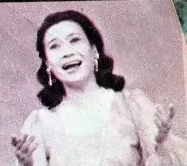 <p>几年舞台剧的磨练，让朱逢博有了非常成熟的表演经验。</p><p>1965年，朱逢博被借调到在上海舞蹈学校，而这一去就是9年。</p><p>在这里，她凭借芭蕾舞剧《白毛女》中“喜儿”一角的主伴唱，一举成名，蜚声歌坛。</p>