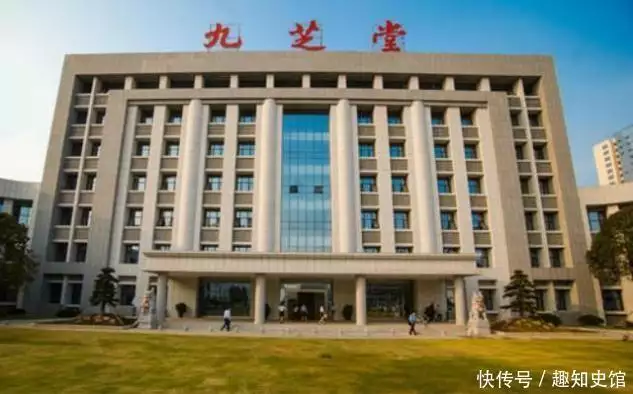 上海富豪跳楼自杀身亡,妻子继承70亿遗产,16年狂赚310亿,至今单身陈凯歌为爱女购置240凯悦车,自己却穿百元衬衫,老婆全黑也显气质(图7) 上海富豪跳楼自杀身亡,妻子继承70亿遗产,16年狂赚310亿,至今单身陈凯歌为爱女购置240凯悦车,自己却穿百元衬衫,老婆全黑也显气质(图7)
