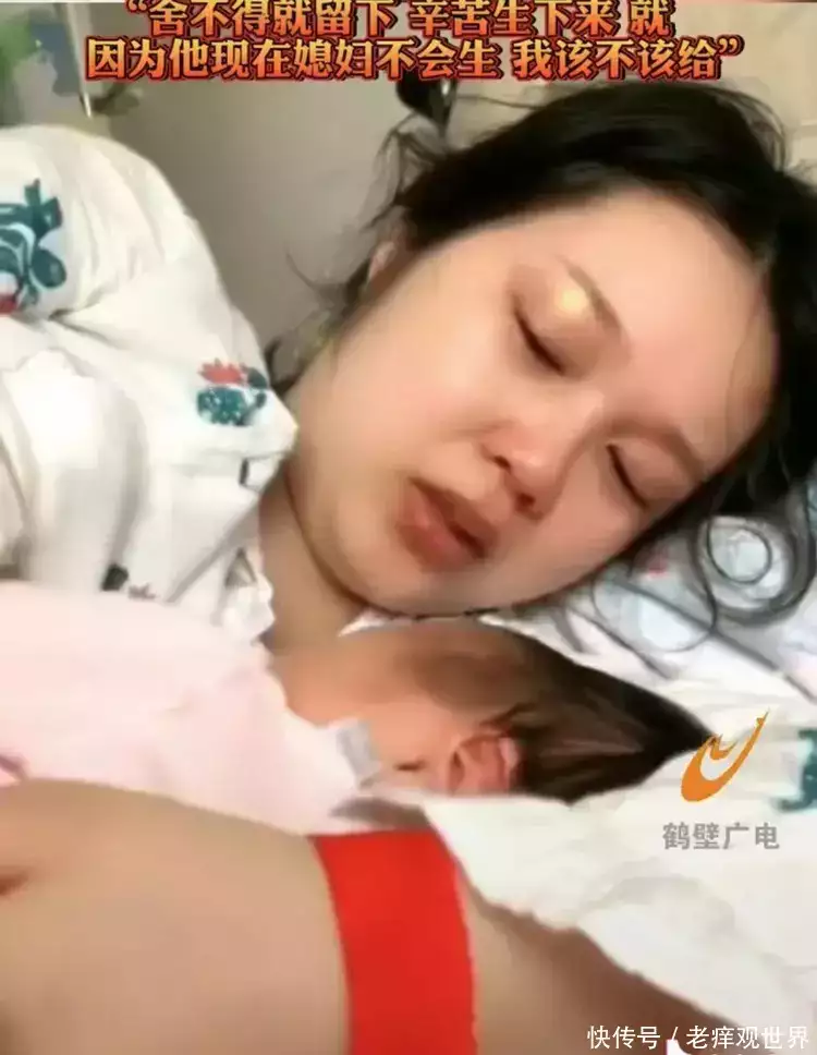 女子离婚后发现怀孕并产下一子，前夫哭着求着，要把孩子抱走养育1996年，17岁章子怡穿着白色肚兜的照片，脸上带着少女的娇憨(图2)