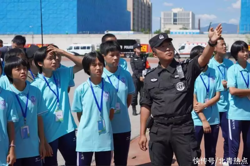 “警察老师”帮组建的黔西南青少年足球队来京比赛 支教民警偷看 ：“孩子们长大了”大学情侣食堂当众“喂奶”？不雅视频曝光后，网友：底线在哪儿