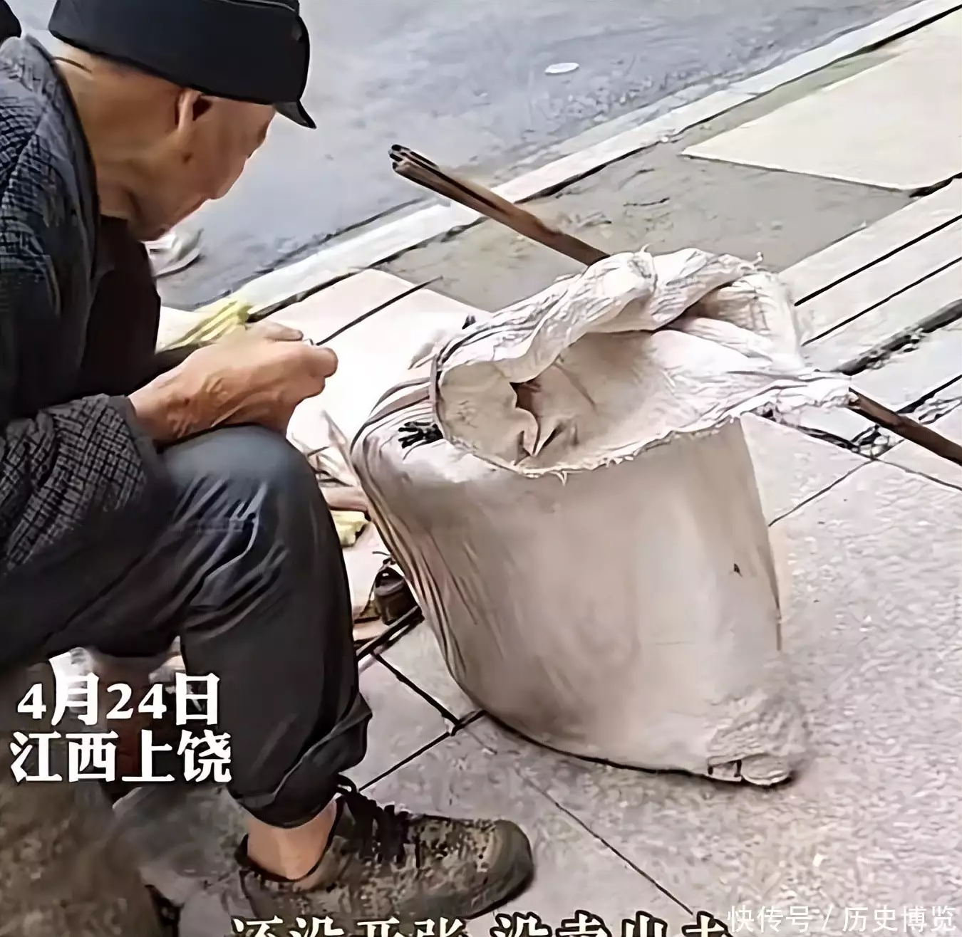 先期来了,85岁老人卖笋8元却被收10元悼惠,网友炸了31岁在央视春晚一举成名,观众们都以为他退隐了,其实已经去世10年了(图3) 先期来了,85岁老人卖笋8元却被收10元悼惠,网友炸了31岁在央视春晚一举成名,观众们都以为他退隐了,其实已经去世10年了(图3)