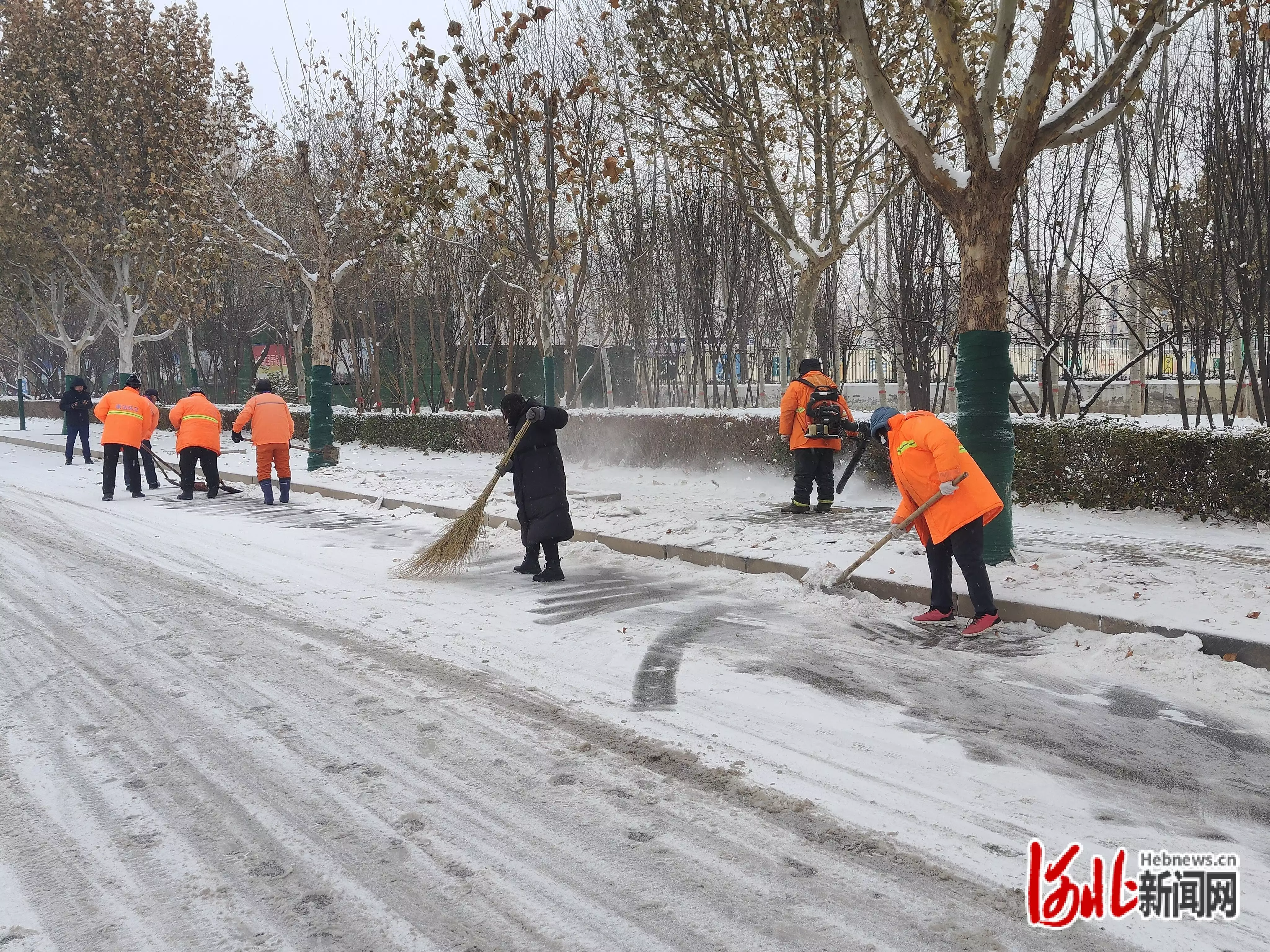 组图丨风雪中，致敬那些坚守的身影9岁女孩放学路上失踪，10年后在邻居家发现，父母哭到崩溃 第10张