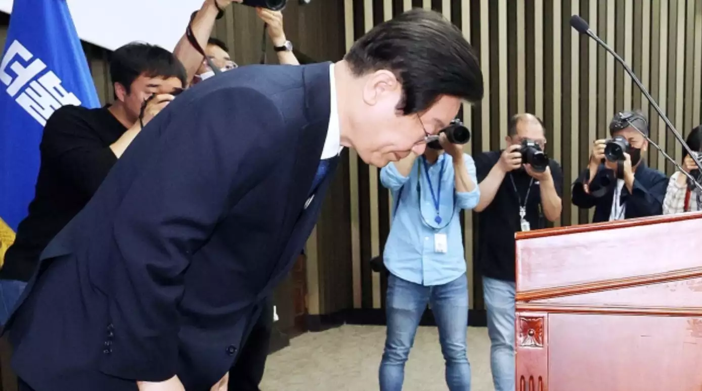 韩媒:最大在野党议员因投资虚拟货币争议退党,党首反复鞠躬致歉小舞睡姿发展史,从害羞分床到大胆坐腿,动作越来越成熟
