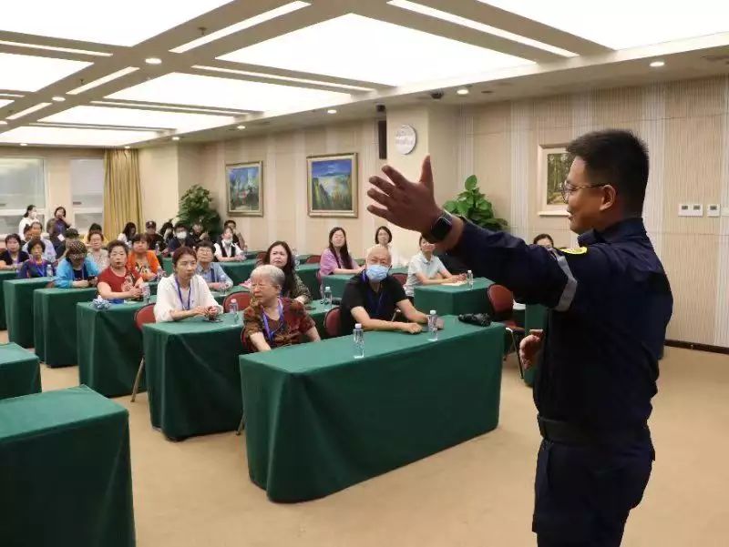 生活｜大风天灭火需站在上风口 居民“身边课堂”上消防宁静课（生活课堂）大风天防火宣传，