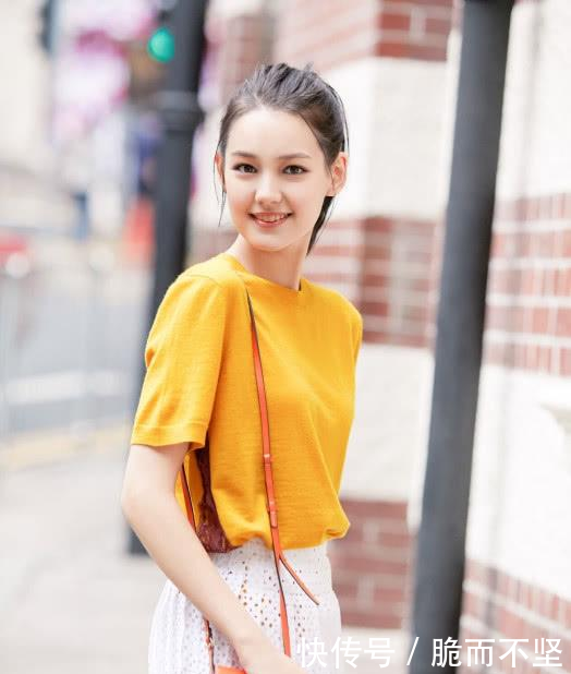 angelababy签下了中德混血的00后小花李诗颖,这长相太像迪丽热巴