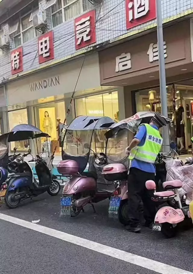 重庆回应城管划破多个电动车防雨蓬（长沙电动车搭雨棚被交警抓到罚多少钱）