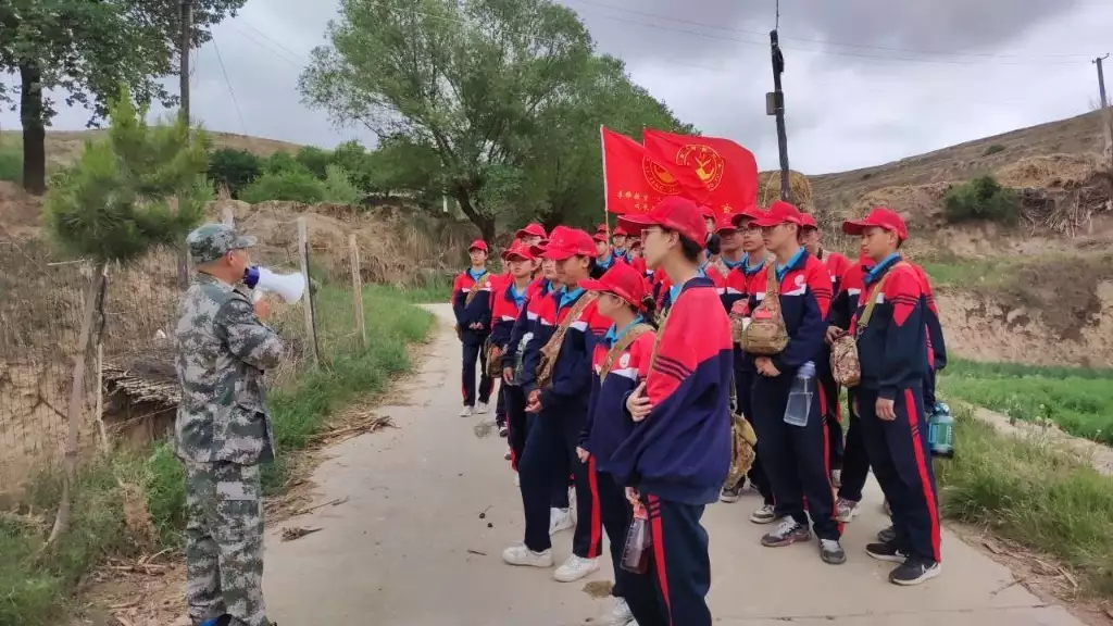 李锋教育夏令营第四天：甘当环卫工 体验山村生活的苦与不易